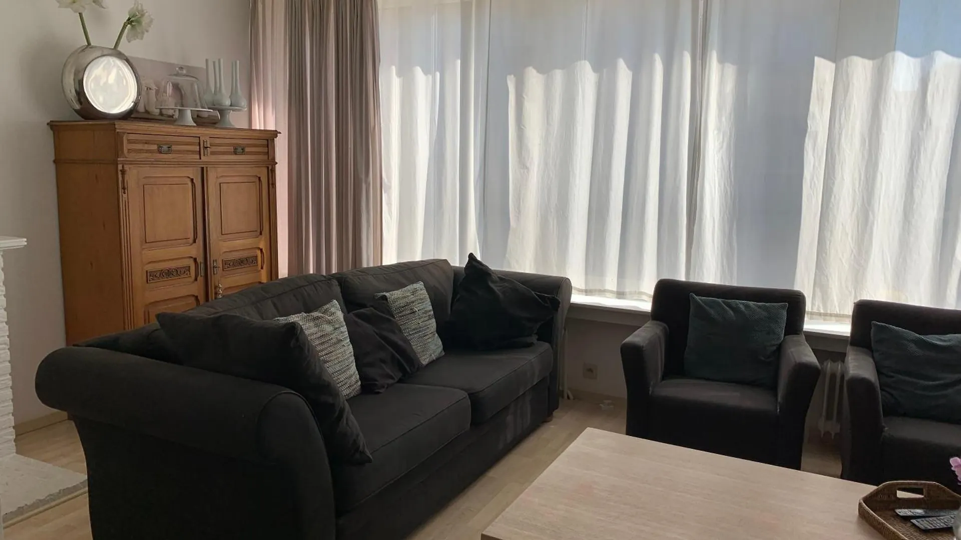 Une Belle Etage A Stockel With Charming Patio Bruksela Belgia